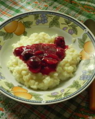 Молочный рис с вишней