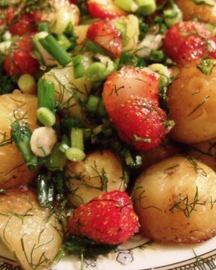 Рецепт молодого картофеля с клубничной сальсой