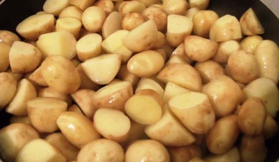 молодой картофель с клубничной сальсой