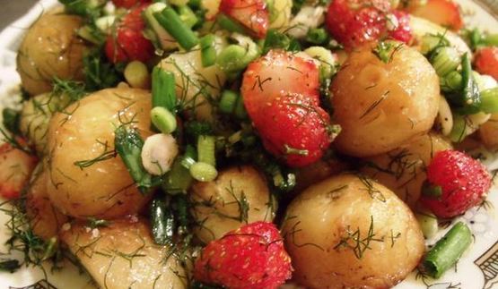 молодой картофель с клубничной сальсой