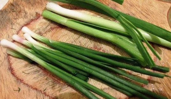 молодой картофель с клубничной сальсой