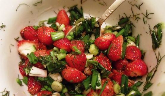 молодой картофель с клубничной сальсой