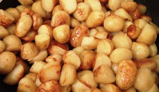 молодой картофель с клубничной сальсой