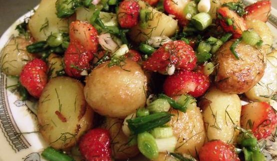 молодой картофель с клубничной сальсой