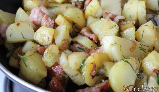 молодой картофель с сырокопченой грудинкой