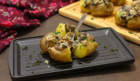 печеный картофель с грибной начинкой