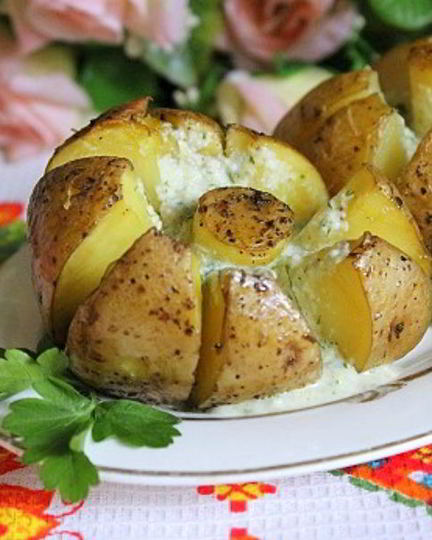Рецепт печеного картофеля с селедочным соусом