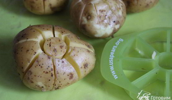 печеный картофель с селедочным соусом