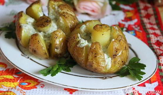 печеный картофель с селедочным соусом