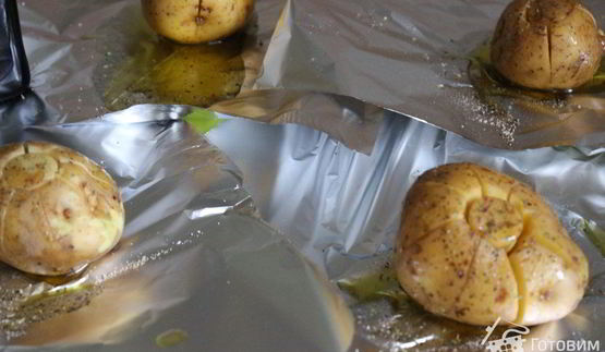 печеный картофель с селедочным соусом