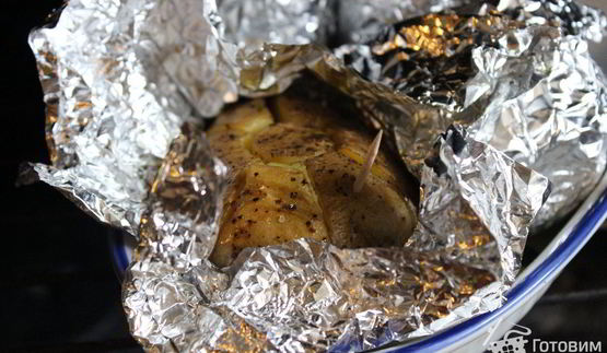 печеный картофель с селедочным соусом