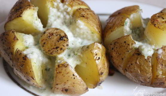 печеный картофель с селедочным соусом