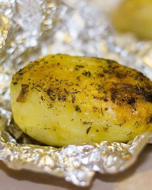 Печеный картофель в фольге в духовке
