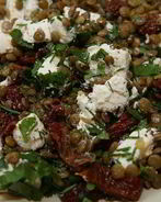 Пикантная чечевица с брынзой и вялеными помидорами