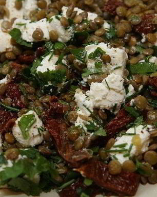 Пикантная чечевица с брынзой и вялеными помидорами