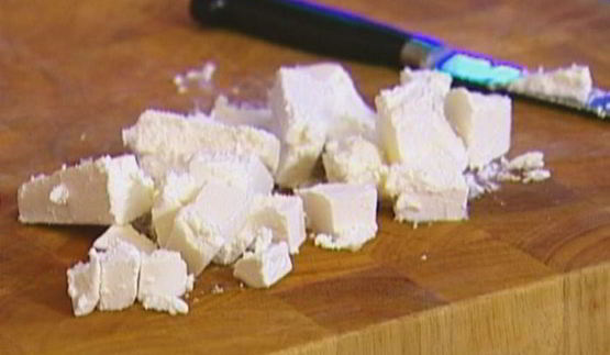 пикантная чечевица с брынзой и вялеными помидорами