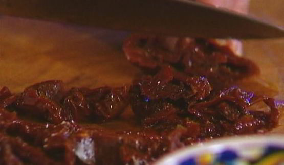 пикантная чечевица с брынзой и вялеными помидорами