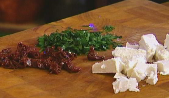 пикантная чечевица с брынзой и вялеными помидорами