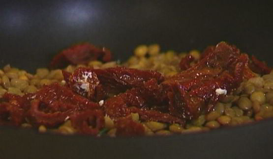 пикантная чечевица с брынзой и вялеными помидорами