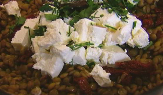 пикантная чечевица с брынзой и вялеными помидорами