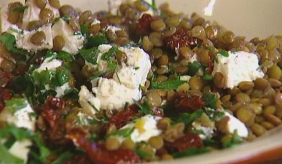 пикантная чечевица с брынзой и вялеными помидорами