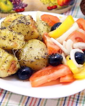 Пряный картофель с салатом