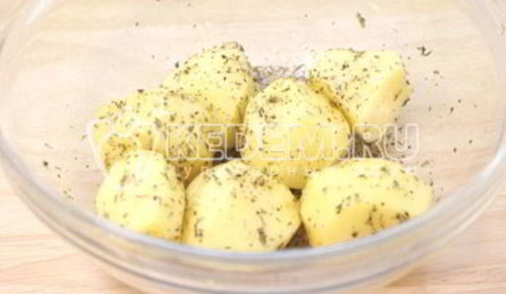 пряный картофель с салатом