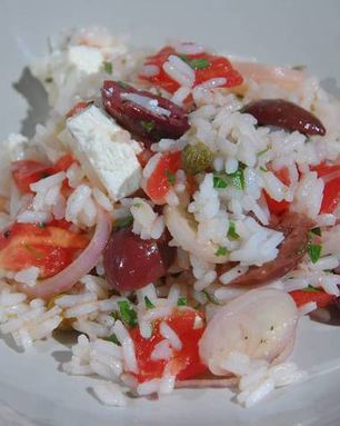 Рис с фетой, помидорами, оливками и каперсами