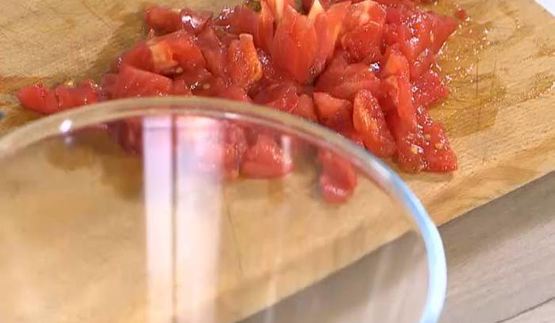 рис с фетой, помидорами, оливками и каперсами