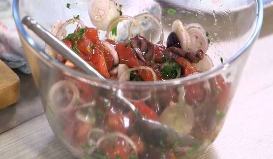 рис с фетой, помидорами, оливками и каперсами