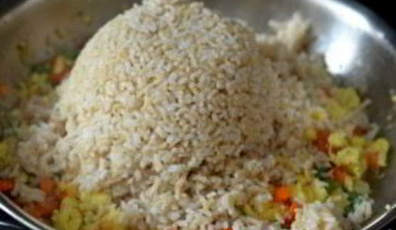 рис с морковкой и луком на сковороде