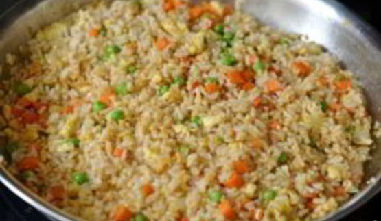 рис с морковкой и луком на сковороде