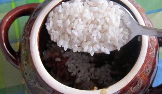 рис с мясом в горшочках