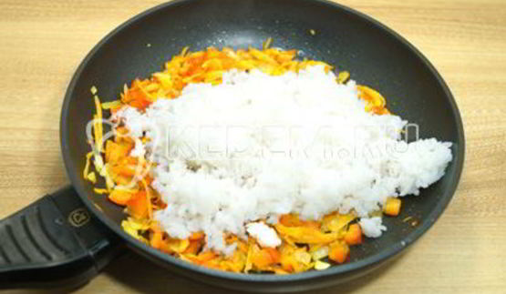 рис с овощами на сковороде