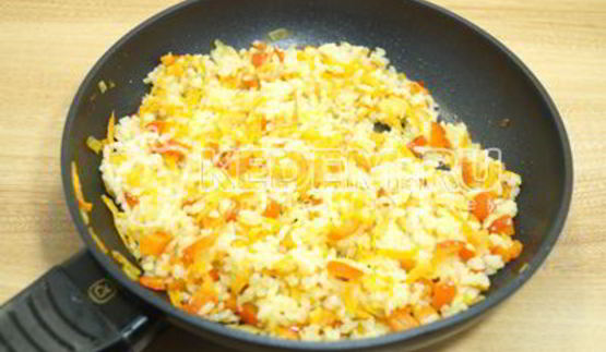 рис с овощами на сковороде