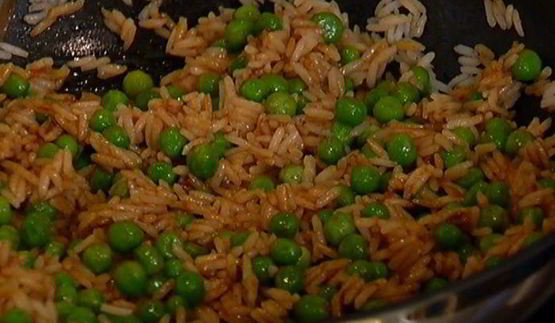 рис с яйцами и зеленым горошком по-индонезийски