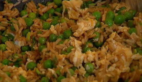 рис с яйцами и зеленым горошком по-индонезийски