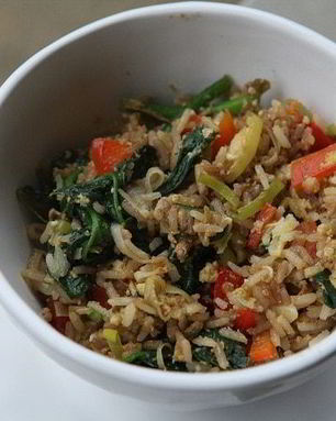 Рис, зажаренный с овощами и яйцом