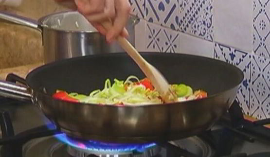 рис, зажаренный с овощами и яйцом