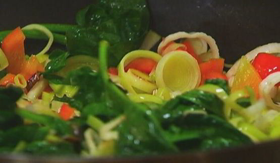 рис, зажаренный с овощами и яйцом