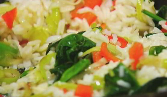 рис, зажаренный с овощами и яйцом