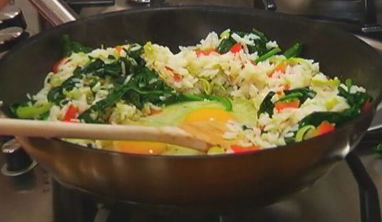 рис, зажаренный с овощами и яйцом