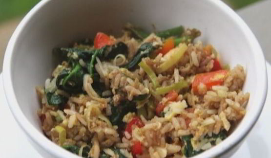 рис, зажаренный с овощами и яйцом