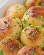 Румяный картофель с зеленью на гарнир