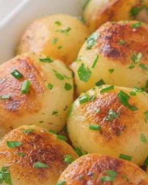 Румяный картофель с зеленью на гарнир