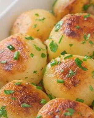Румяный картофель с зеленью на гарнир