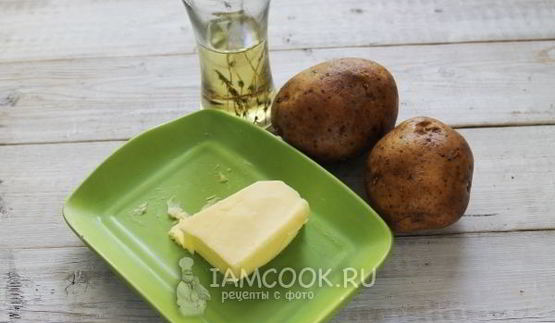 жареная картошка с хрустящей корочкой на сковороде