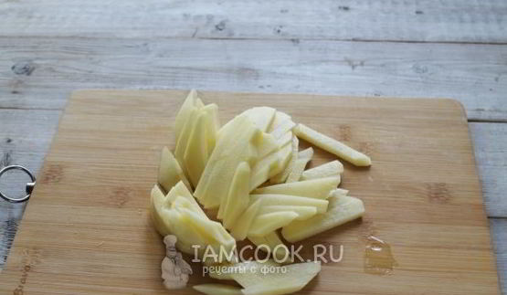 жареная картошка с хрустящей корочкой на сковороде