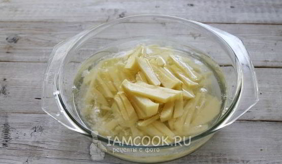 жареная картошка с хрустящей корочкой на сковороде