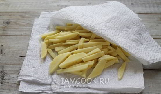 жареная картошка с хрустящей корочкой на сковороде